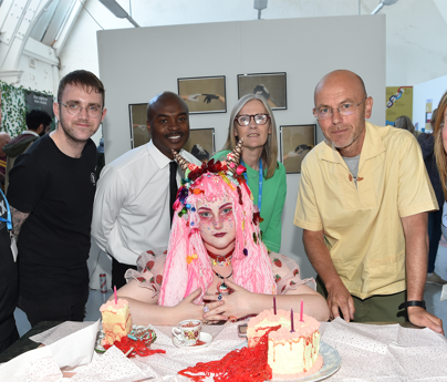 Wayne Hemingway pictured with group of celebrating art students